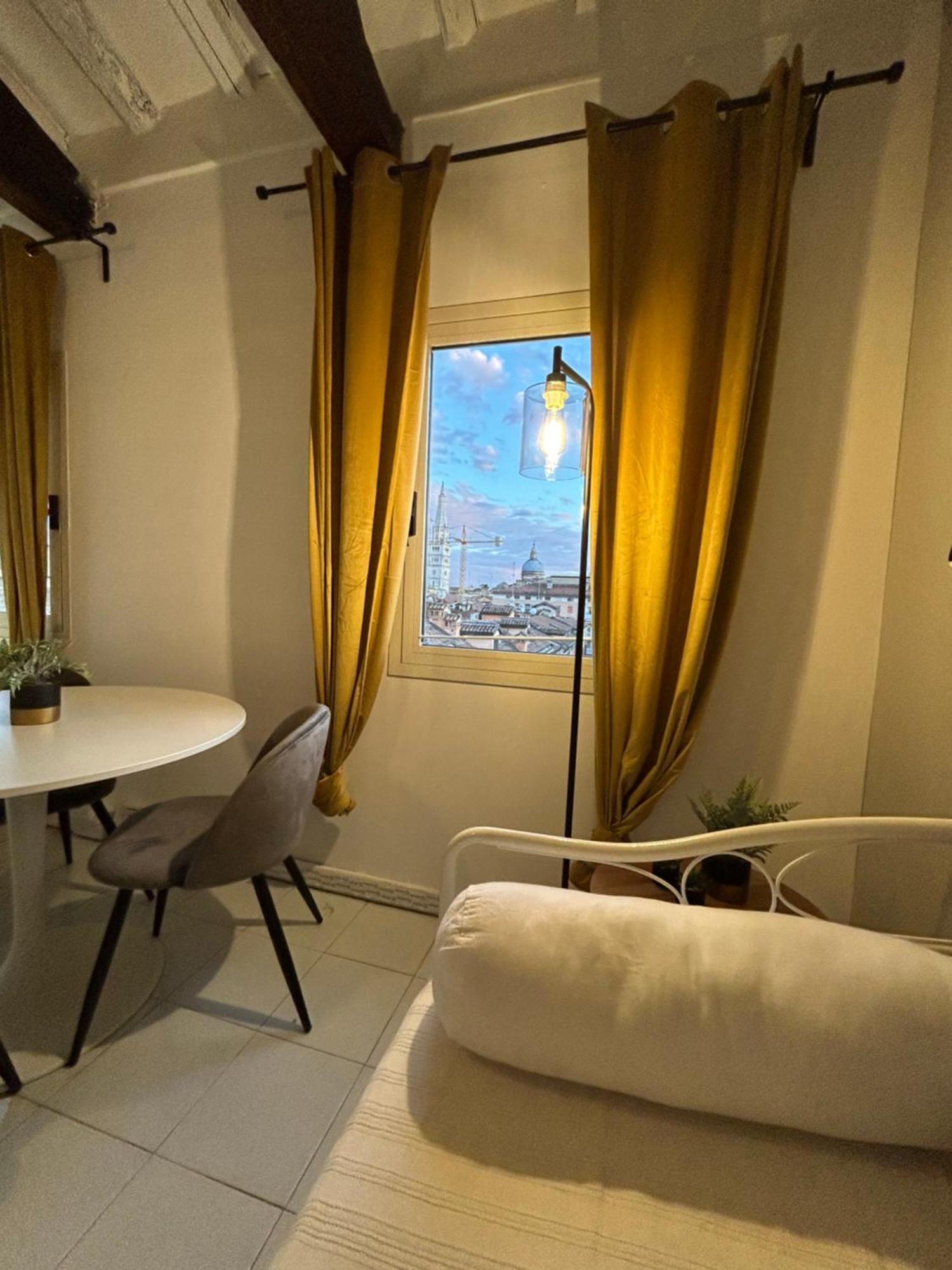 모데나 Tower 22 - Centre And Near Train Station 아파트 외부 사진